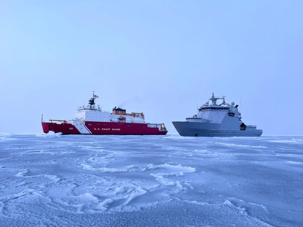 El rompehielos USCGC Healy de la Guardia Costera de EE.UU. junto a un buque de la Guardia Costera noruega en el Mar de Barents, cerca de Svalbard.