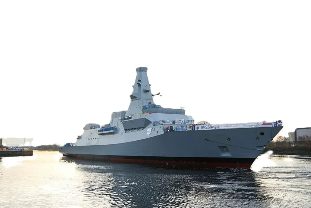  La fragata antisubmarina HMS Glasgow, primera unidad de la clase Type 26 de la Royal Navy, navega por el río Clyde tras salir del astillero de BAE Systems en Escocia.