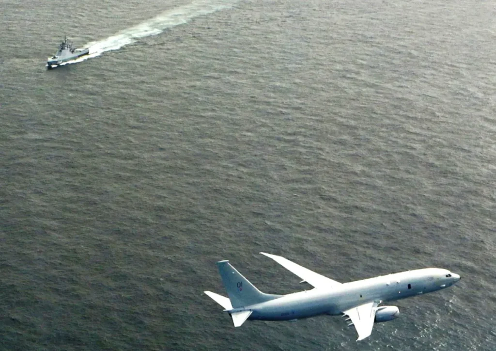 Un avión de patrulla marítima P-8A Poseidon de la RAF sobrevuela el buque de guerra ruso Vasily Bykov en el mar del Norte durante una misión de vigilancia. 