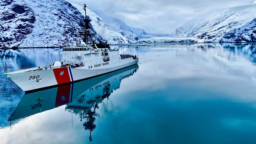 Cortahielos USCGC Bertholf de la Guardia Costera de EE. UU. navegando en aguas del Ártico.