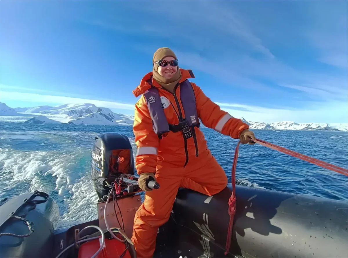 Anzhelika Hanchuk, meteoróloga ucraniana y jefa de la expedición en la Base Vernadsky, a bordo de una lancha en aguas antárticas frente a la Península Antártica.