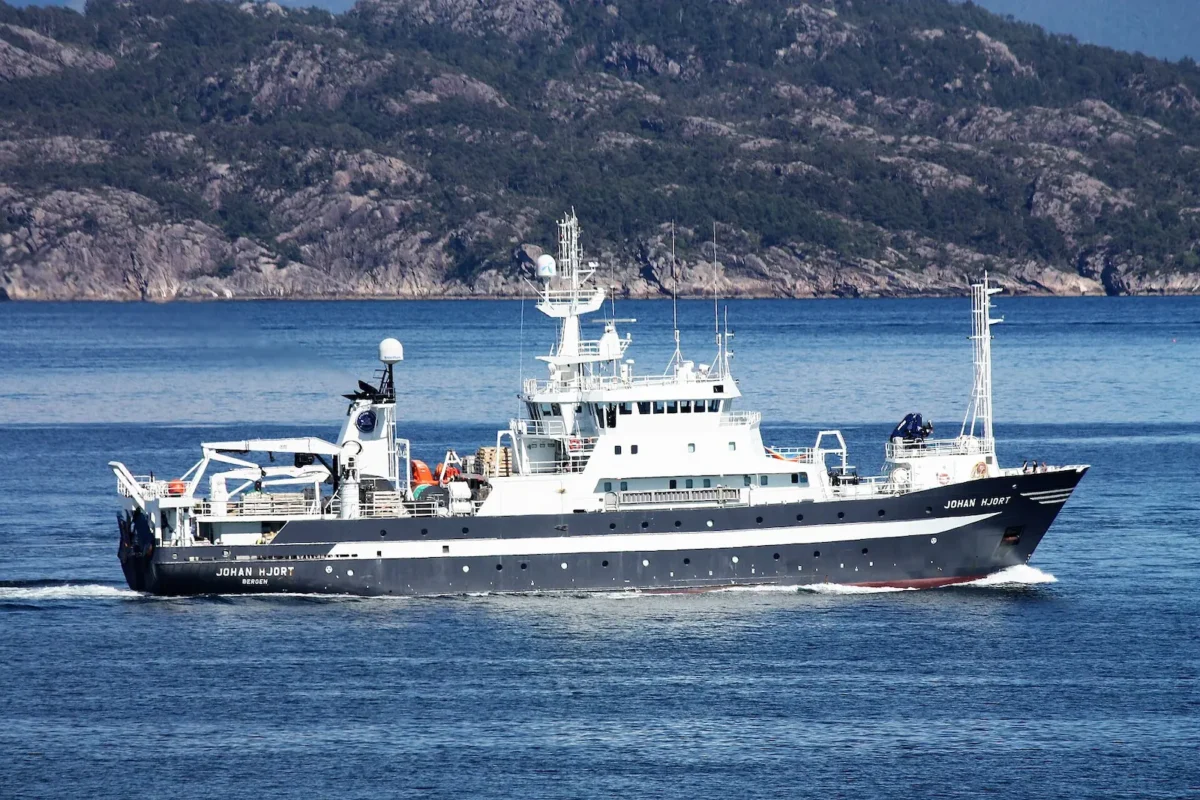 Buque de investigación Johan Hjort navegando en el Korsfjorden, Noruega.