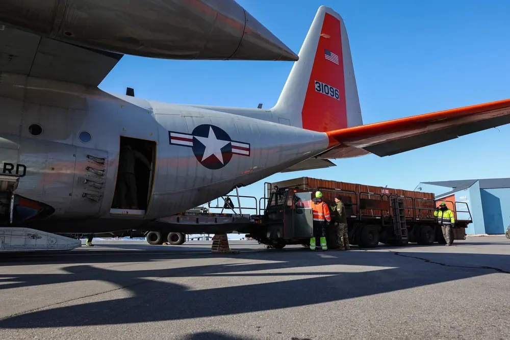 Avión militar LC-130 de EE. UU. operando en la capa de hielo de Groenlandia.