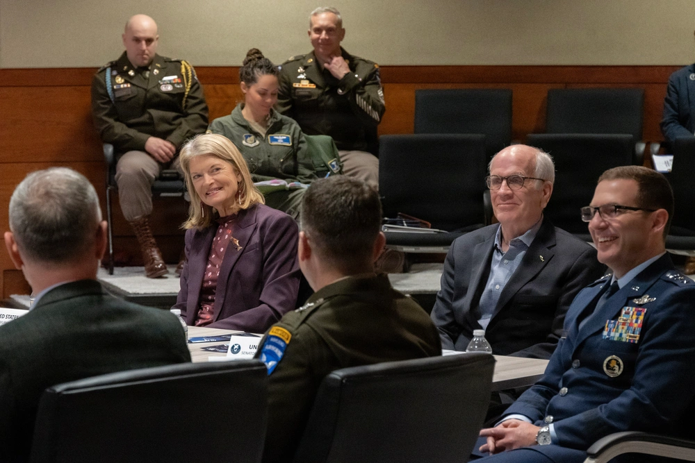 La senadora Lisa Murkowski participa en un briefing del Comité Permanente de Parlamentarios de la Región Ártica en el Ted Stevens Center for Arctic Security Studies, Alaska, abril de 2026.