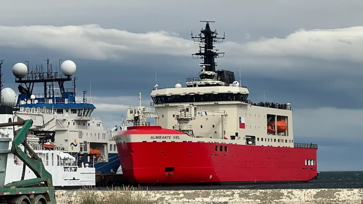 El rompehielos AGB-46 Almirante Viel de la Armada de Chile en el Muelle Prat de Punta Arenas, base de operaciones para las campañas antárticas.