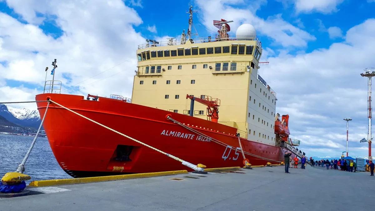 El rompehielos ARA Almirante Irízar de la Armada Argentina en dique seco, único buque polar del país sudamericano.