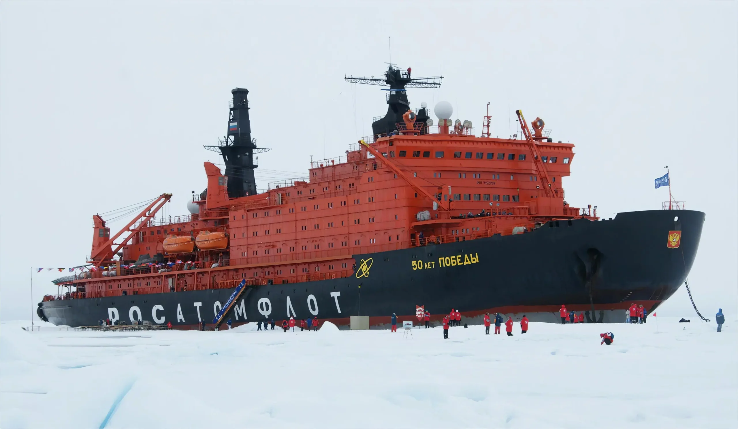 El rompehielos nuclear ruso 50 Let Pobedy navegando entre el hielo ártico, parte de la flota nuclear de Rosatomflot