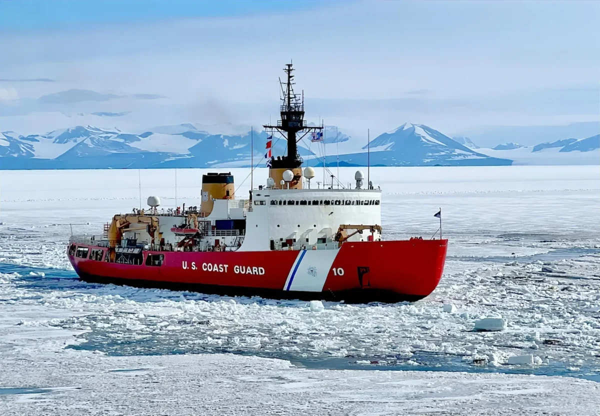 El USCGC Polar Star, único rompehielos pesado operativo de la Guardia Costera de Estados Unidos, navegando en aguas polares