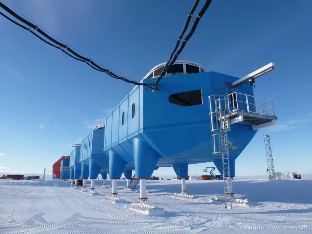 Módulos científicos de la Estación de Investigación Halley VI sobre sus patas hidráulicas en la plataforma de hielo de Brunt, Antártida.