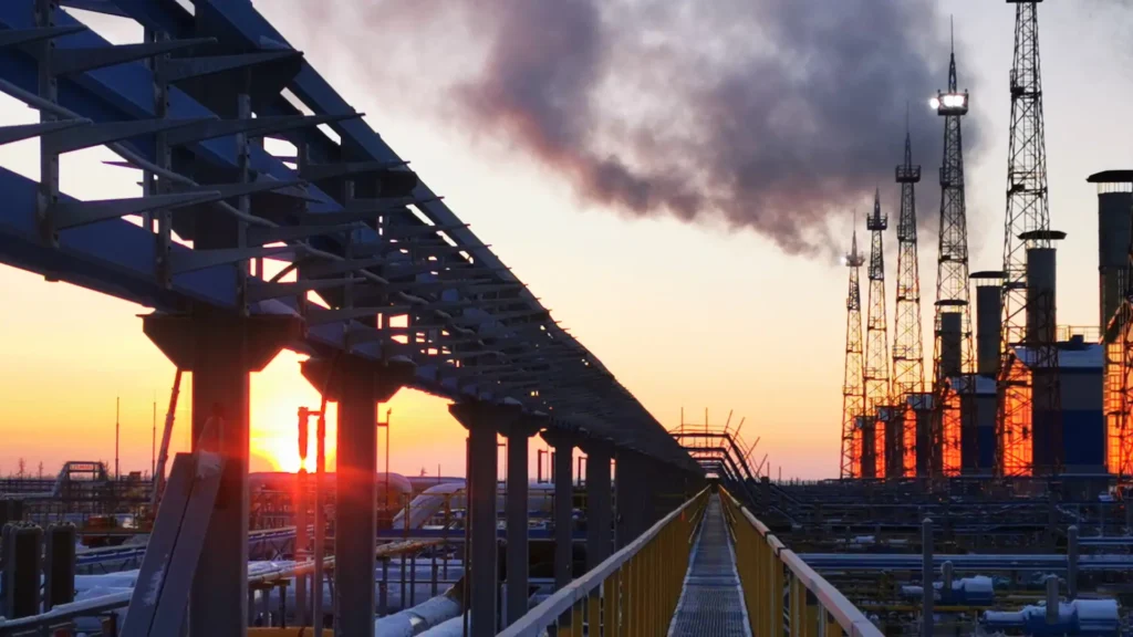 Estaciones de bombeo y tuberías del yacimiento de gas y condensado de Zapolyarnoye, en el Ártico ruso, al atardecer.