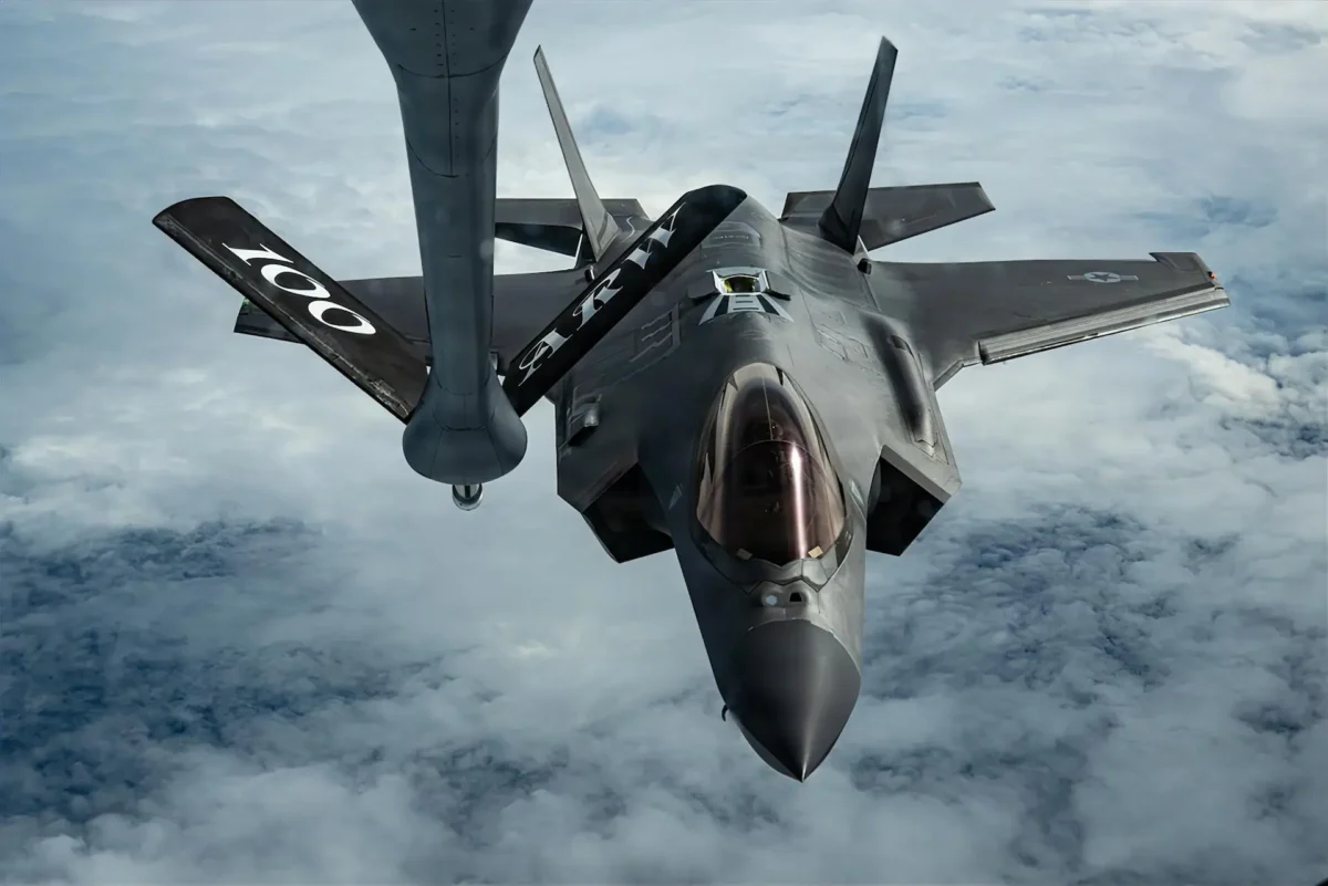 Un caza F-35A Lightning II de la Fuerza Aérea de Estados Unidos se aproxima a un avión cisterna KC-135 Stratotanker durante una misión de reabastecimiento en vuelo sobre Suecia.