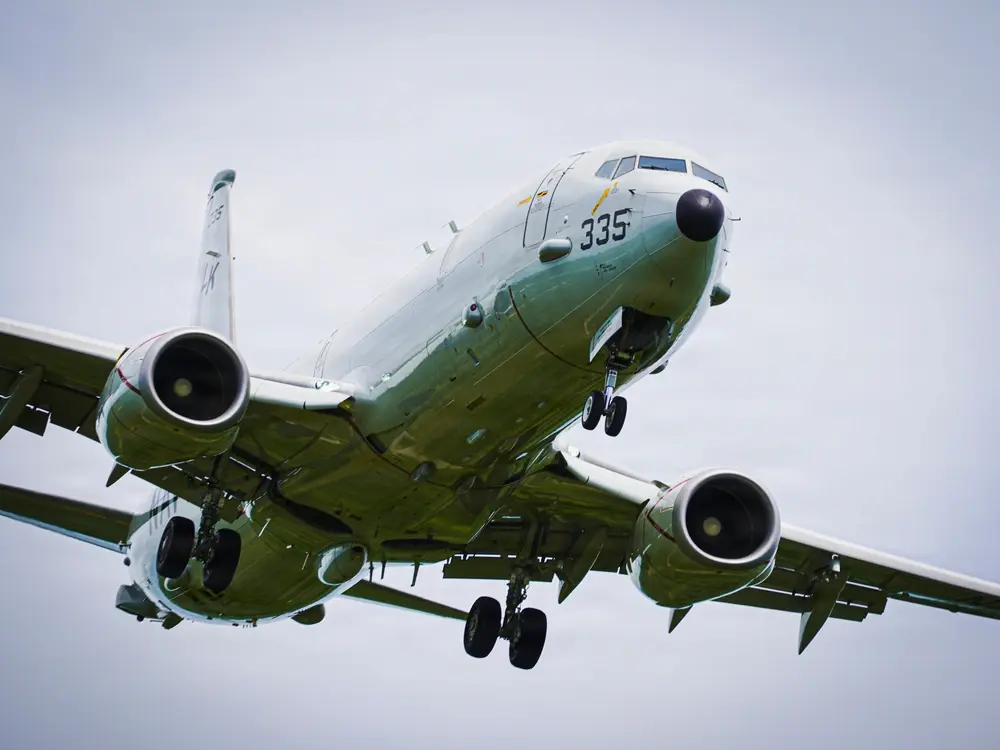 Avión de patrulla marítima P-8A Poseidon de la Armada de Estados Unidos estacionado en la pista de la base aérea de Andersen, Guam, en junio de 2026.