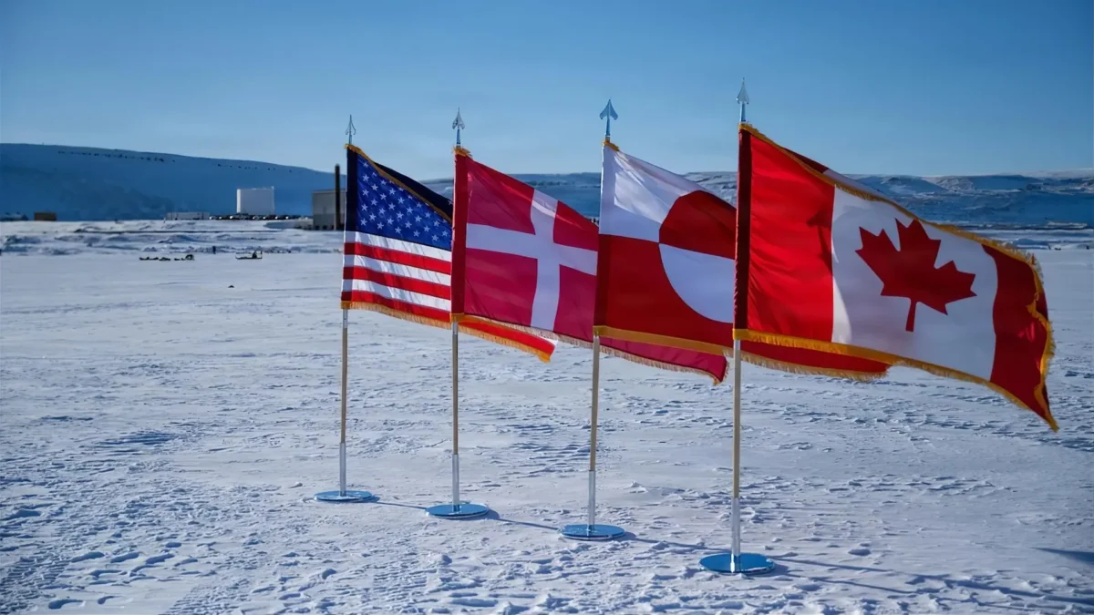 Banderas de Estados Unidos, Dinamarca, Groenlandia y Canadá ondean sobre la nieve en la Base Espacial de Pituffik, en el noroeste de Groenlandia.