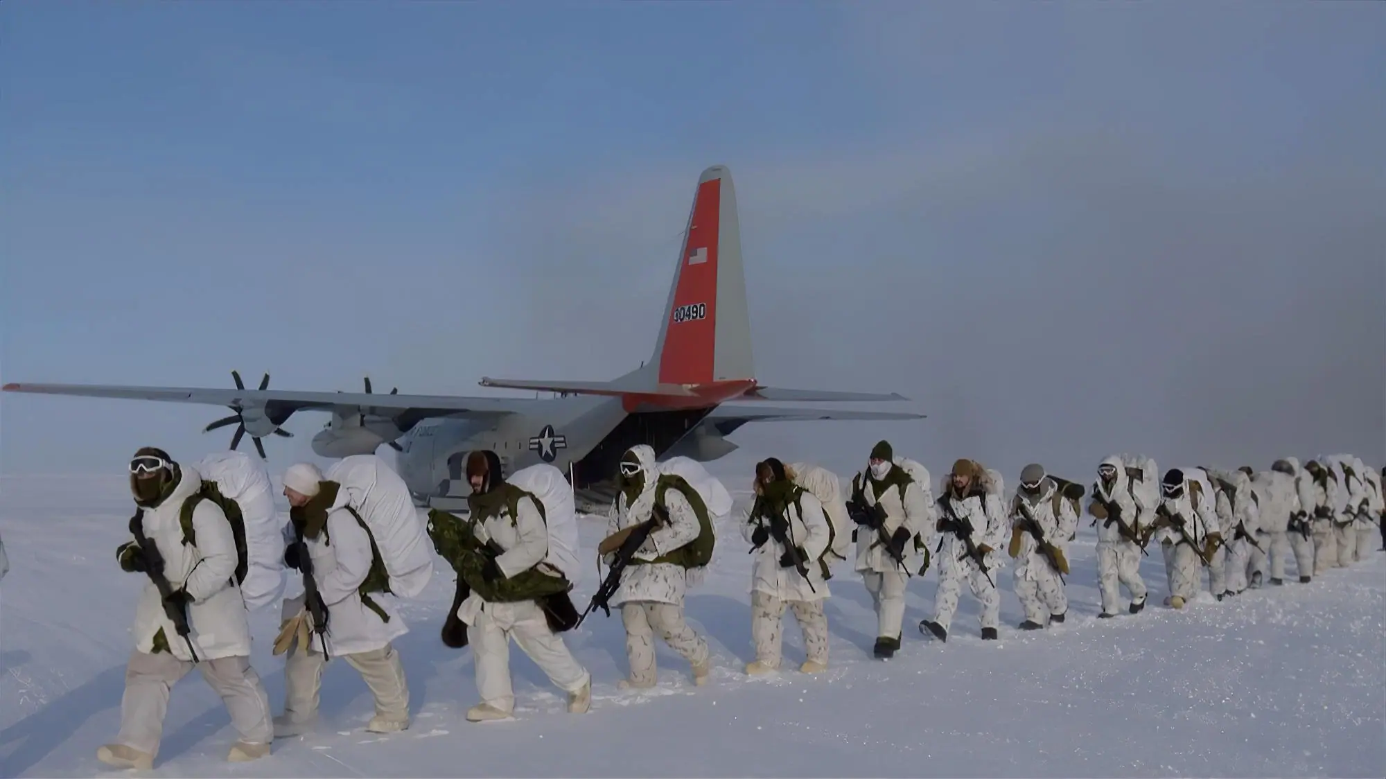 Un LC-130 Hercules sobre el hielo del Ártico cerca de Resolute Bay, Nunavut, durante un ejercicio de movilidad en el norte canadiense.