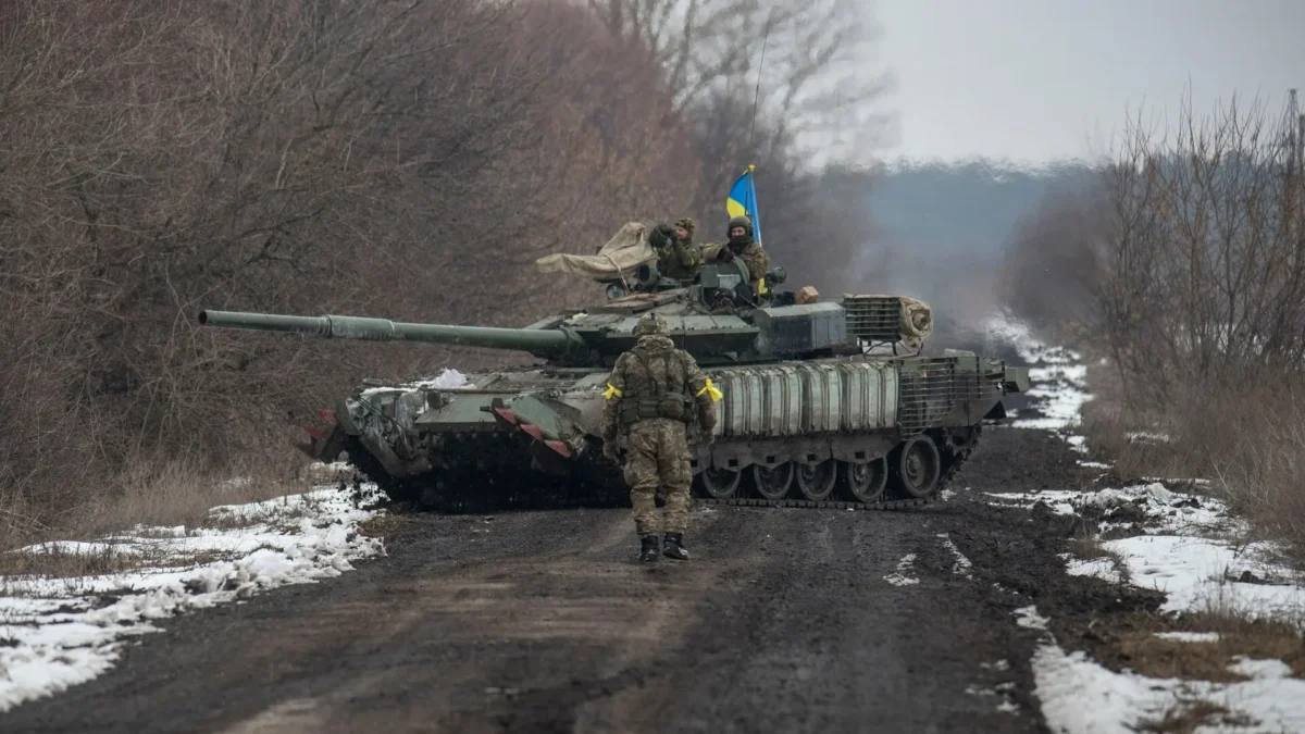 Tanque T-80BVM ruso, diseñado para el Ártico, operando en un camino nevado en Ucrania.