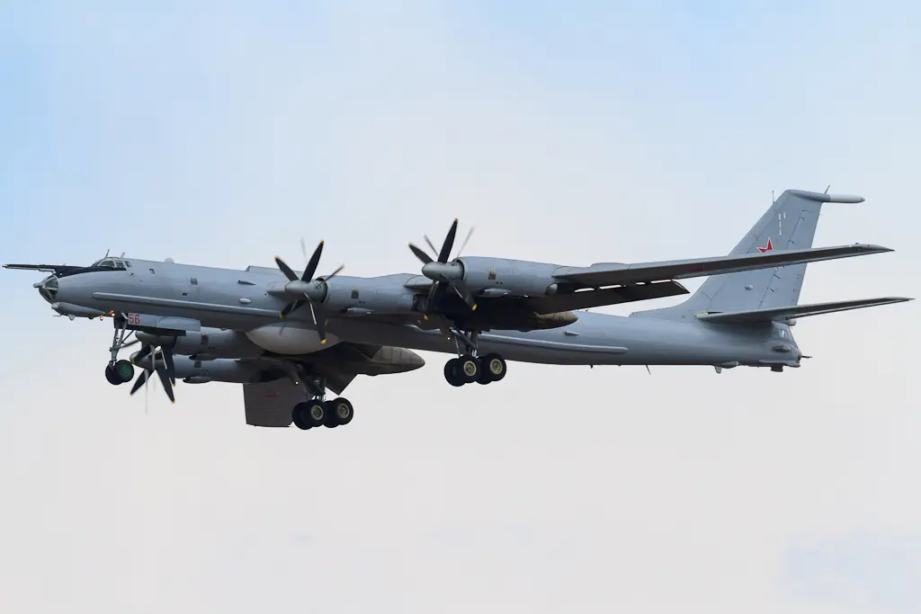 Un Tu-142 ruso lanza sonoboyas junto al HMS Prince of Wales