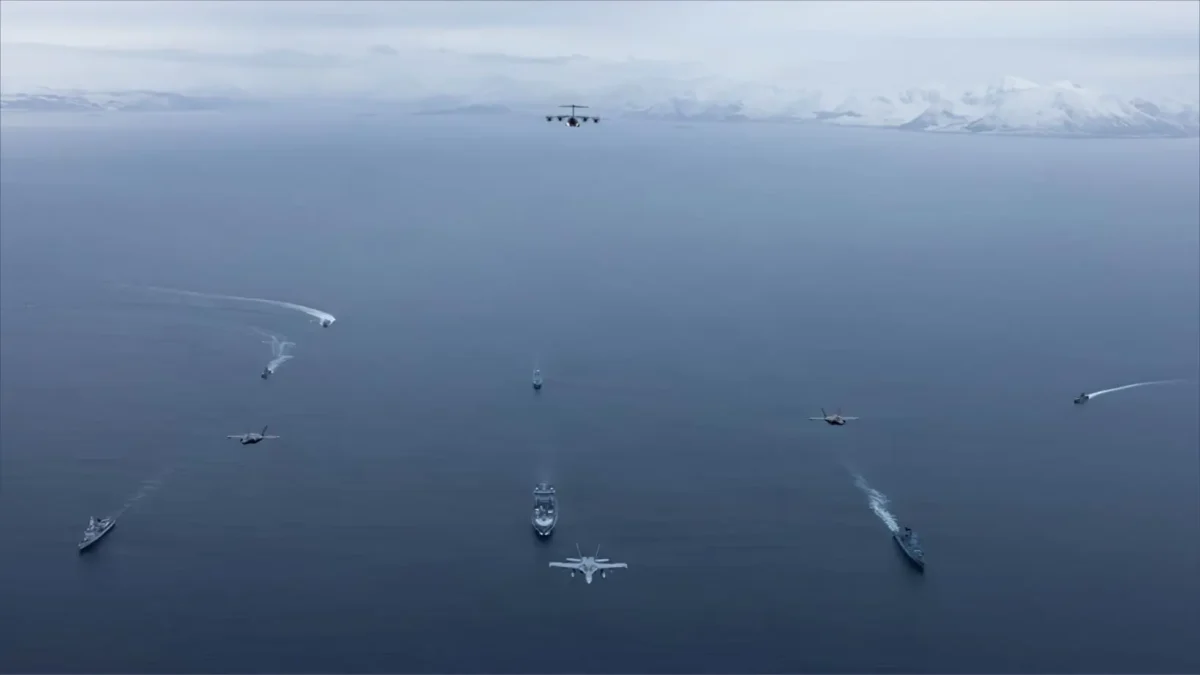 Aeronaves y buques de países de la OTAN en formación conjunta frente a Lofoten, Noruega, durante un ejercicio ártico.