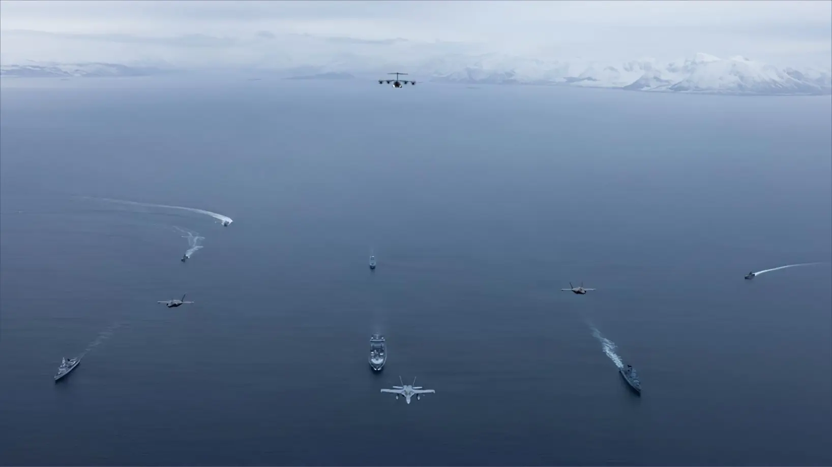 Aeronaves y buques de países de la OTAN en formación conjunta frente a Lofoten, Noruega, durante un ejercicio ártico.