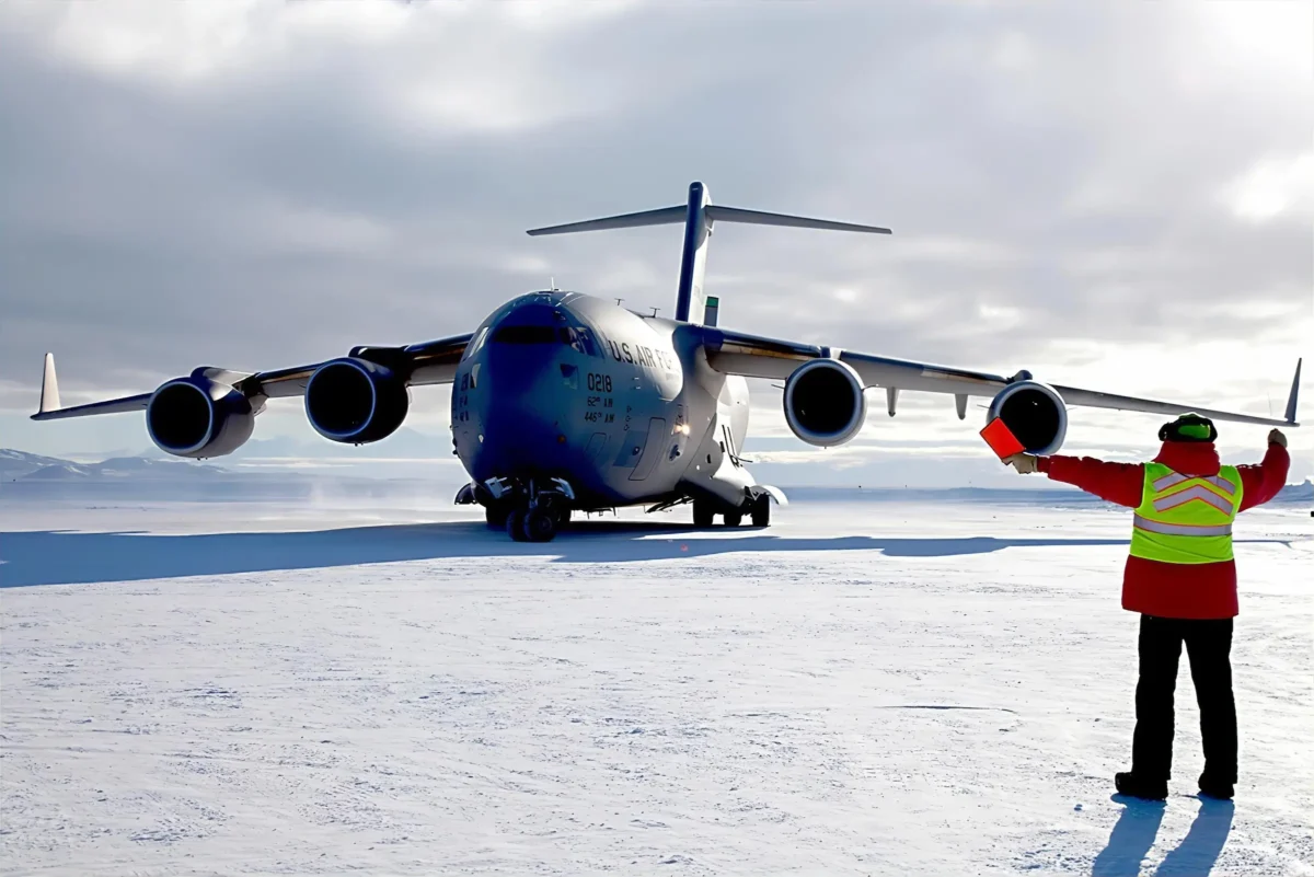 Un C-17 Globemaster III de la Fuerza Aérea de EE.UU. es guiado por un señalero sobre la pista de hielo de Pegasus, en la Antártida, durante una misión de la Operación Deep Freeze.