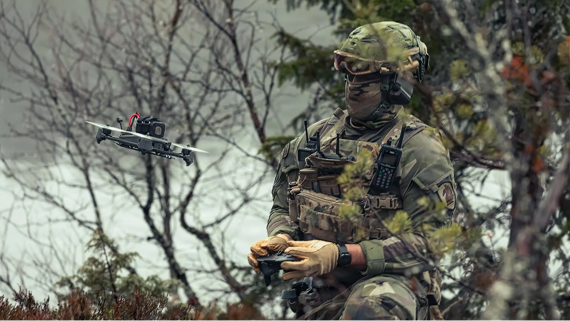 Un ranger sueco del regimiento K3 opera un dron FPV en un bosque durante el ejercicio Adamant Serpent 26 en Älvdalen, Suecia.