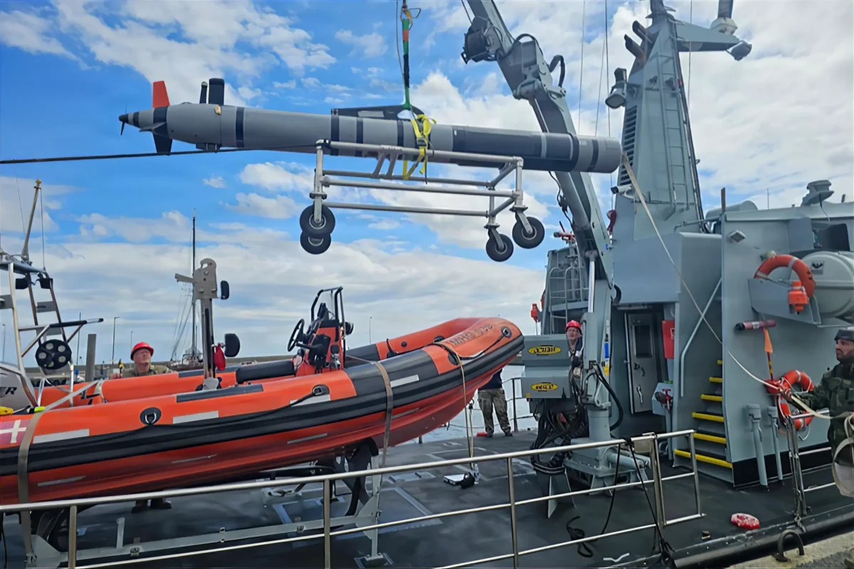 Un vehículo submarino no tripulado de la Armada de EE.UU. es cargado sobre el caza-minas danés Hjørta durante el ejercicio BALTOPS 2026 en Dinamarca.