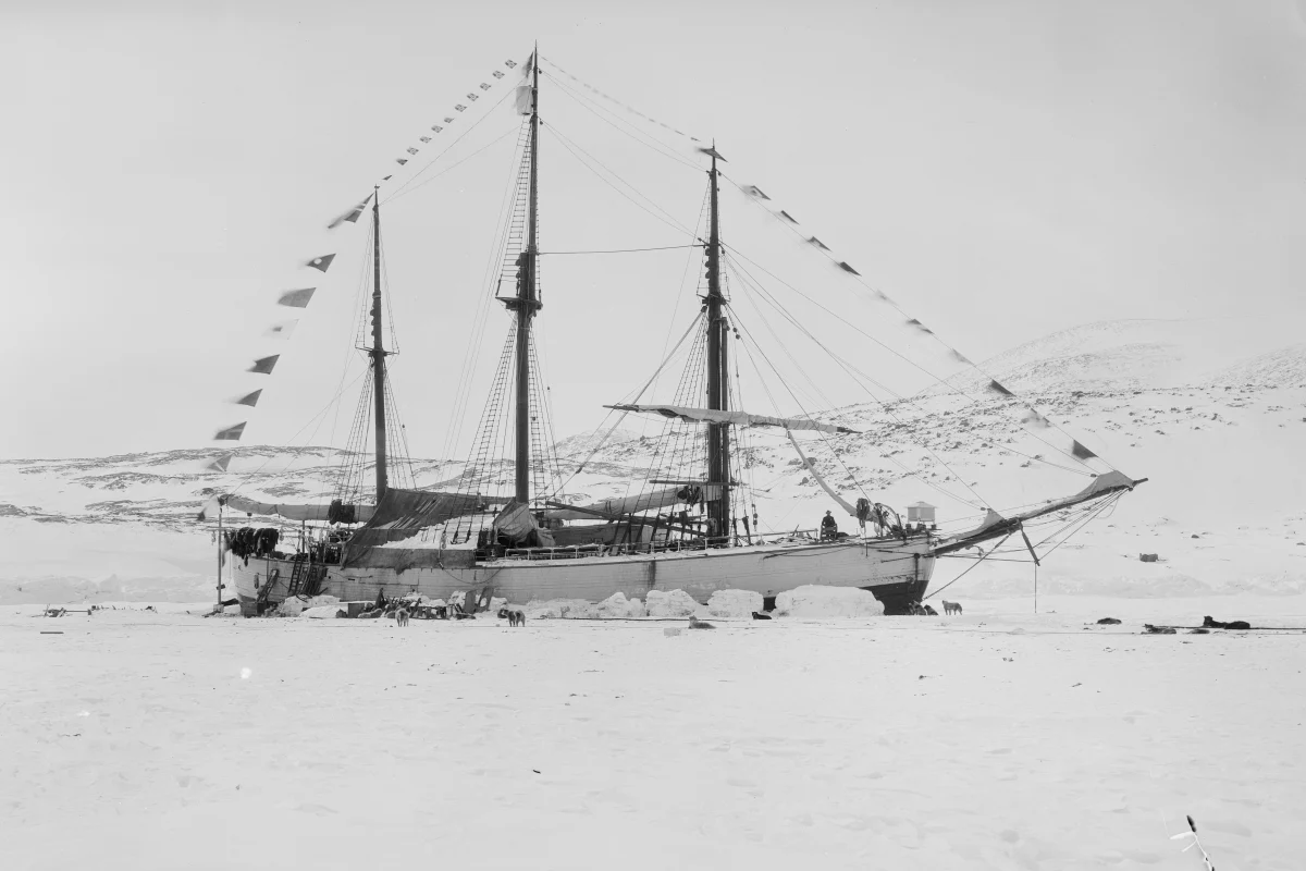 El barco polar Fram sobre el hielo ártico el 17 de mayo de 1899, durante la expedición de Sverdrup.