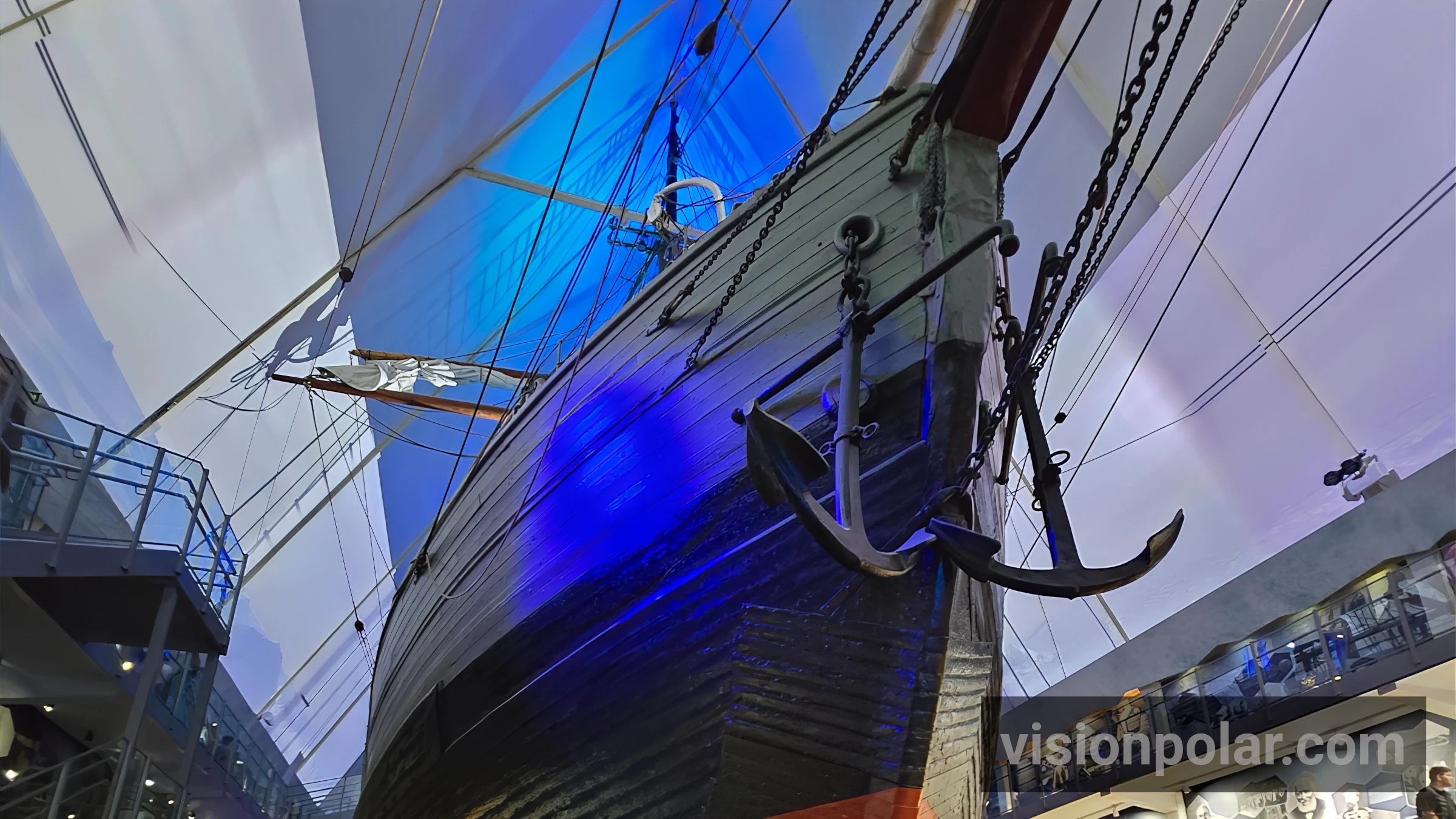 Proa del barco polar Fram vista desde abajo, con el ancla, bajo la iluminación azul del Frammuseet de Oslo.