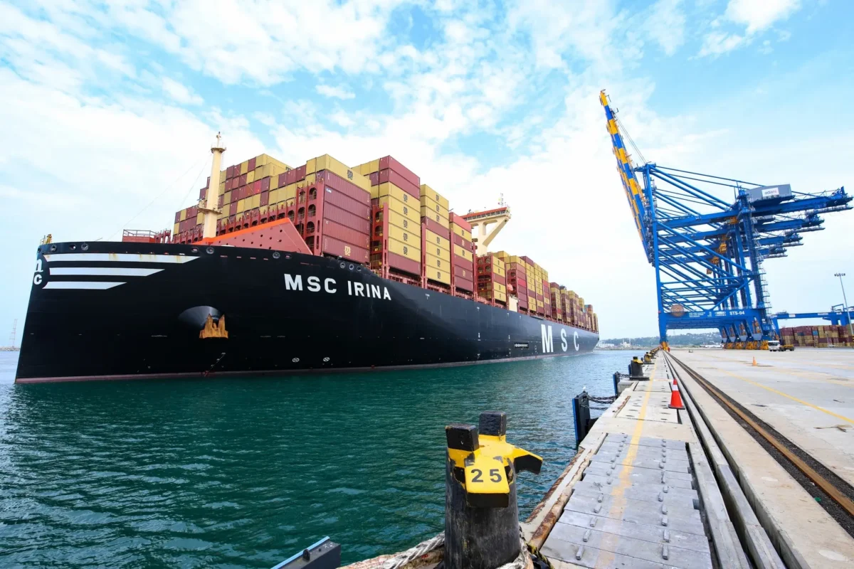 El portacontenedores MSC Irina atracado junto a grúas pórtico en el puerto de Vizhinjam, Kerala, India.