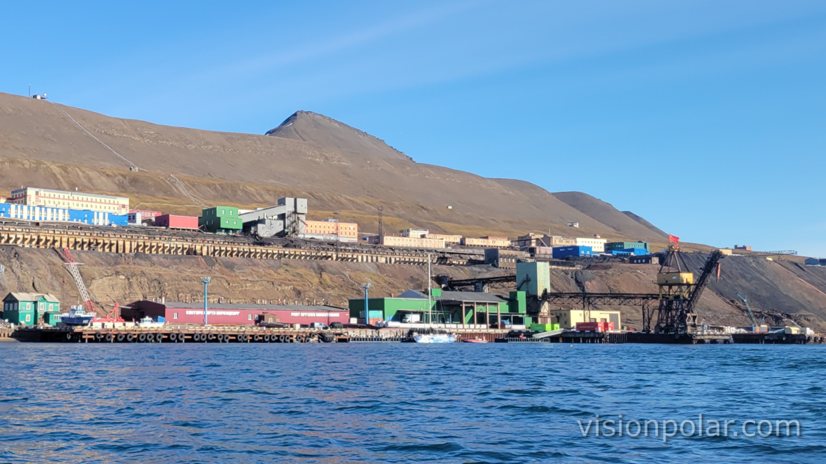 Vista panorámica de Barentsburg, su puerto y Grønfjorden en Svalbard.