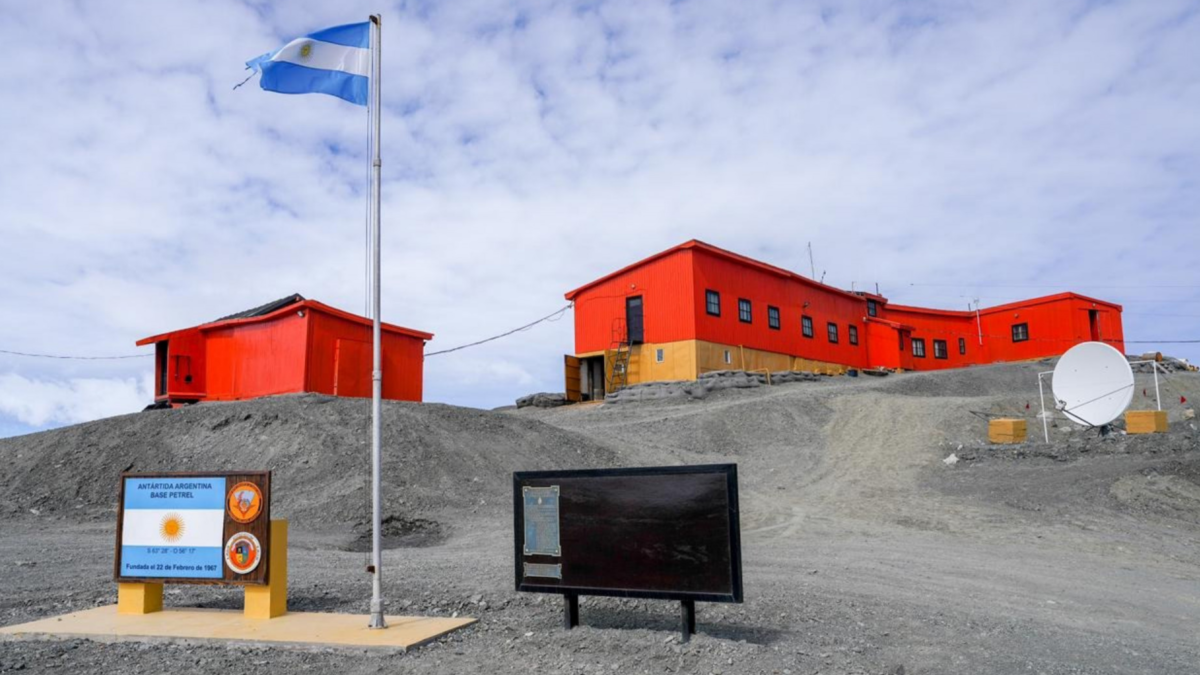 Vista de los módulos principales de la Base Petrel durante la campaña antártica de verano. El terreno rocoso despejado de nieve subraya las condiciones operativas de este enclave logístico argentino.