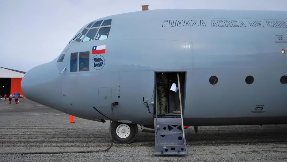 Avión de transporte de la Fuerza Aérea de Chile en la Isla Rey Jorge, en el marco de la modernización de capacidades y aeronaves de largo alcance hacia la Antártida.