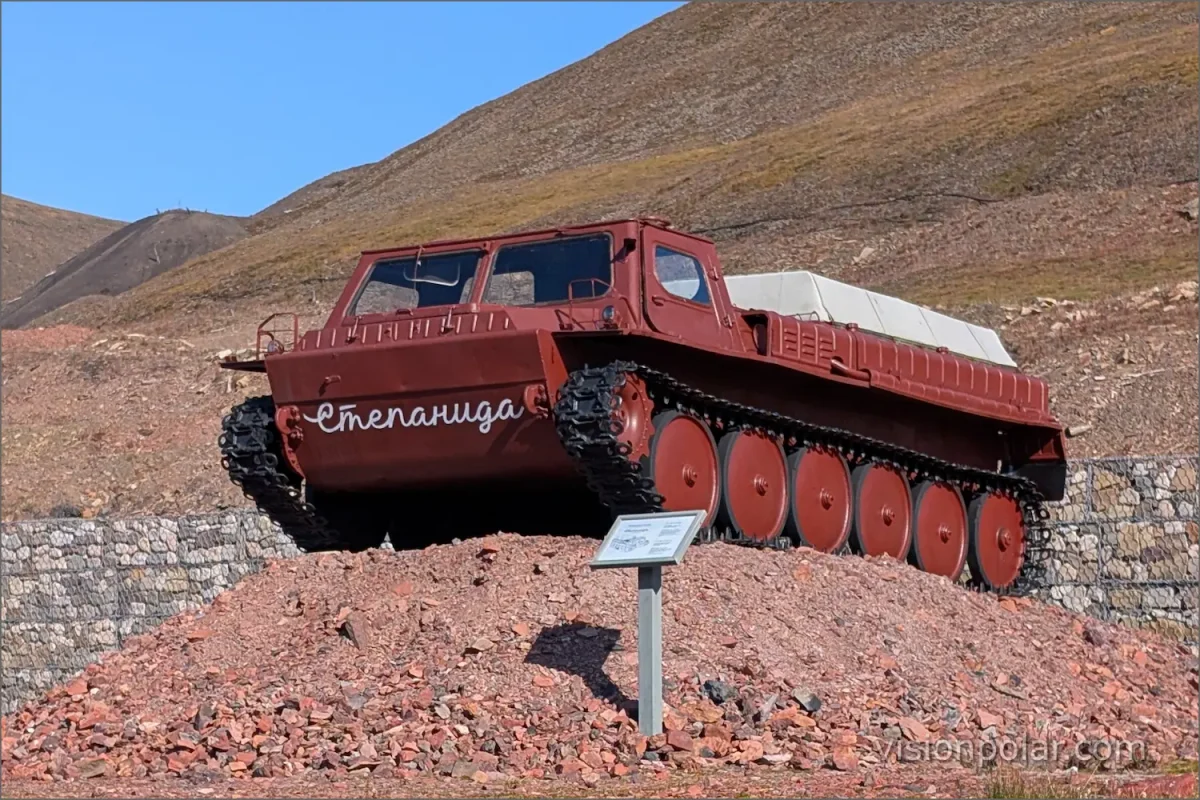 Vehículo oruga anfibio GT-SM GAZ-71 expuesto en Barentsburg, Svalbard.