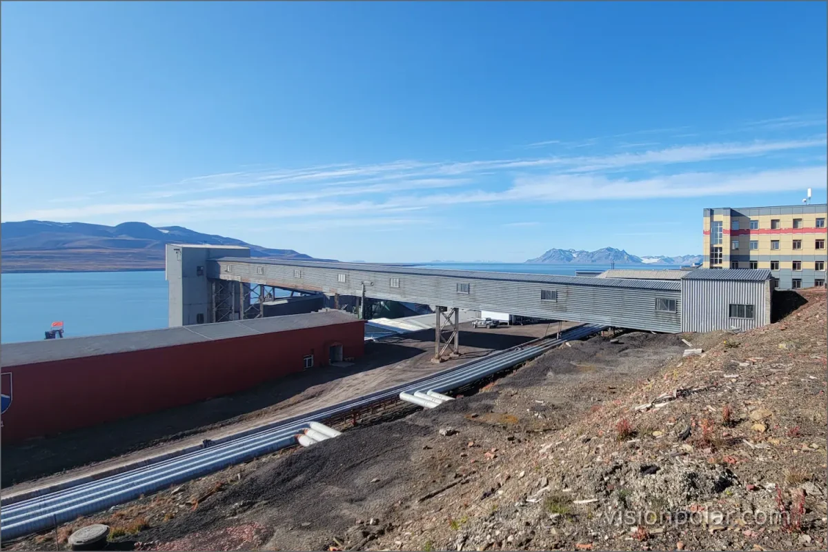 Infraestructura vinculada a la minería de carbón en Barentsburg junto a Grønfjorden.
