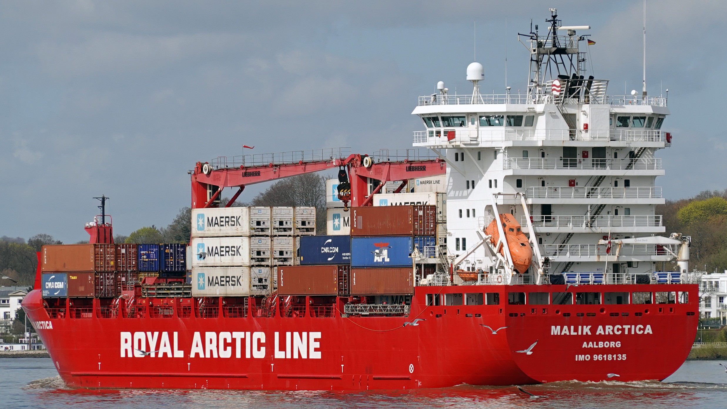 Buque de carga polar Malik Arctica, casco rojo cargado de contenedores, navegando en Hamburgo