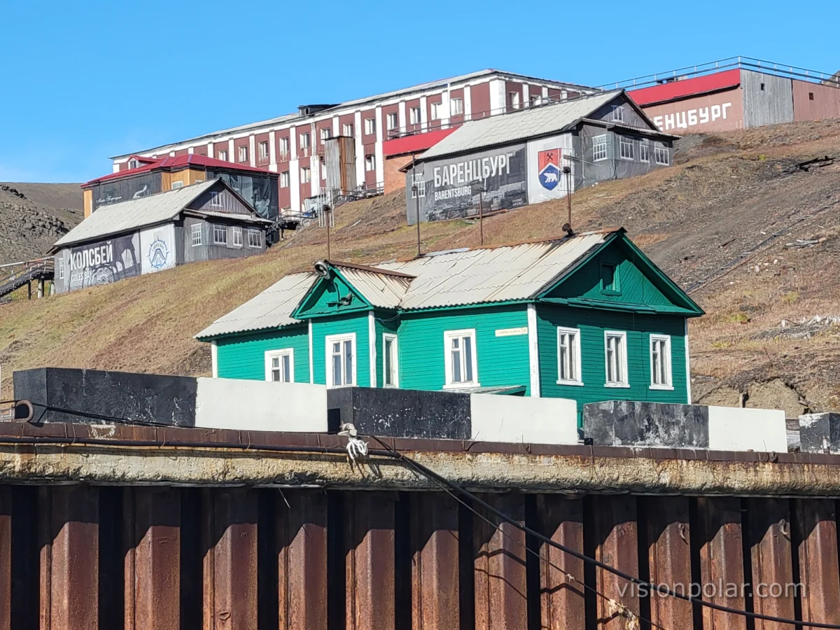 Muelle, viviendas y edificios de Barentsburg junto a Grønfjorden.