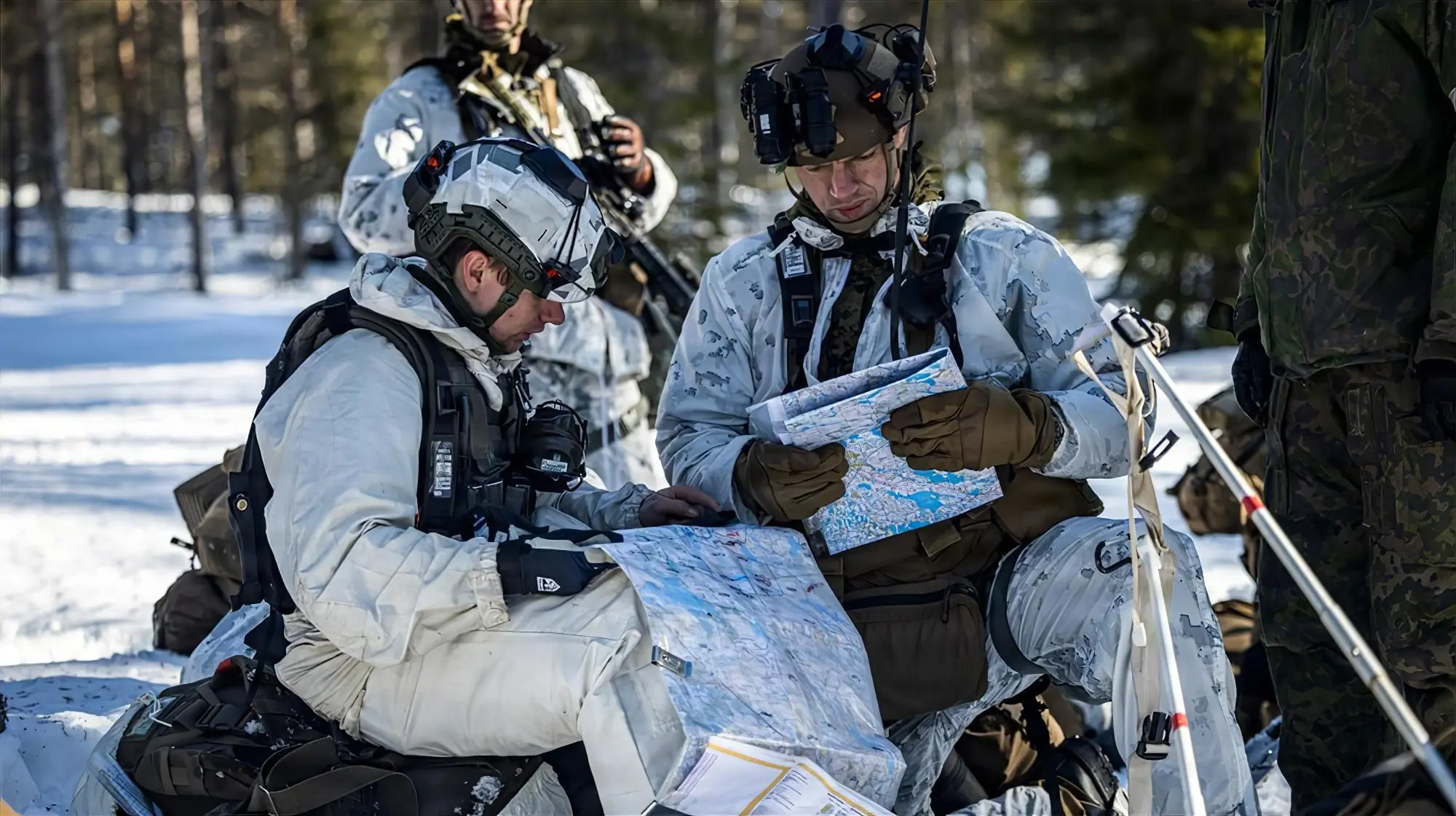 Oficial de Marines de EE.UU. y oficial sueco revisan un mapa durante el ejercicio Cold Response 26 en Rovaniemi, Finlandia