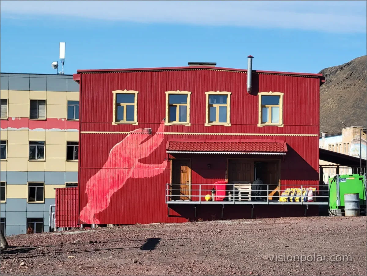 Edificio con un oso polar pintado y mural en Barentsburg, Svalbard.
