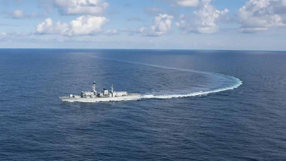 Fragata Type 23 de la Royal Navy virando en aguas del océano Atlántico durante un ejercicio conjunto con la Armada de EE.UU.