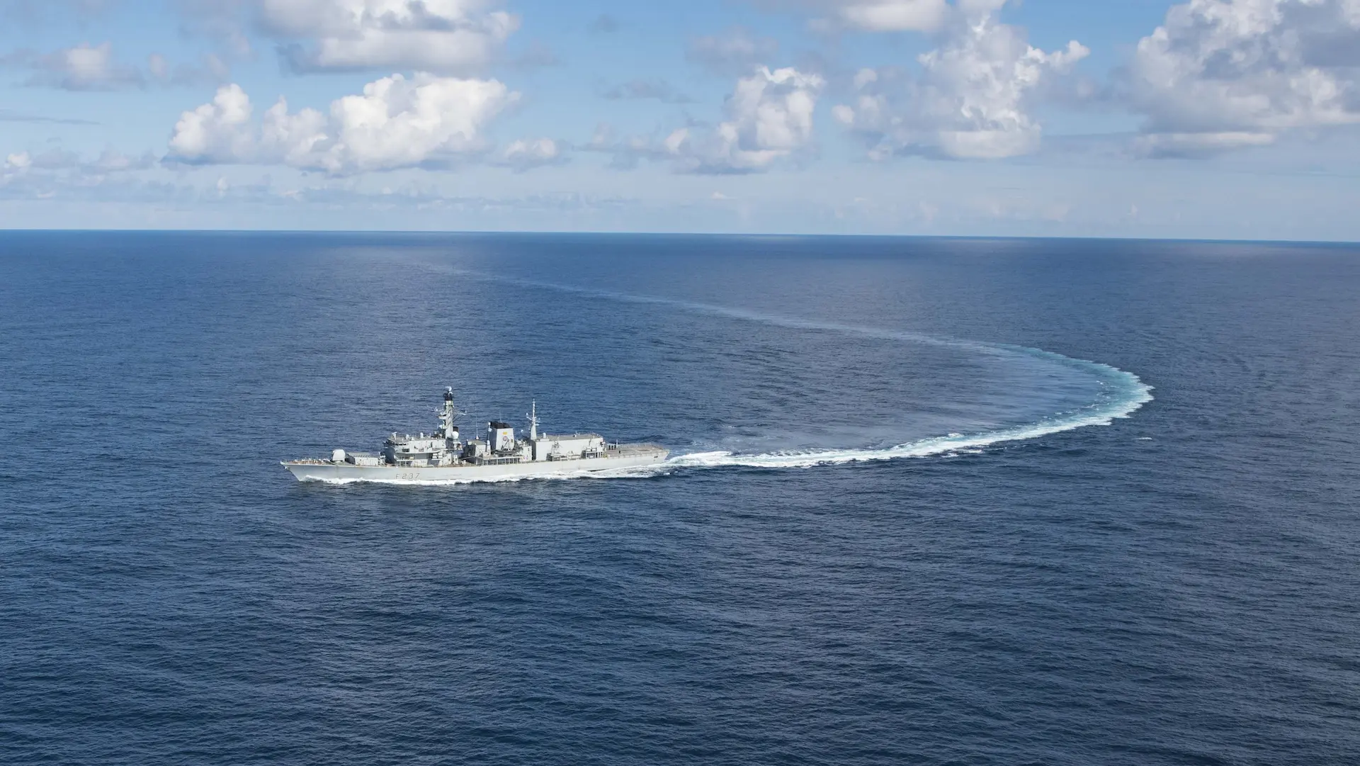 Fragata Type 23 de la Royal Navy virando en aguas del océano Atlántico durante un ejercicio conjunto con la Armada de EE.UU.
