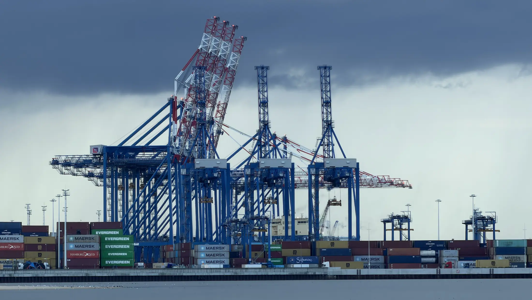 Grúas y contenedores de la terminal Baltic Hub de Gdansk, vistos desde la orilla opuesta.